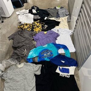 BRAND NAME TEE SHIRTS AND SHORT SET. Good condition)